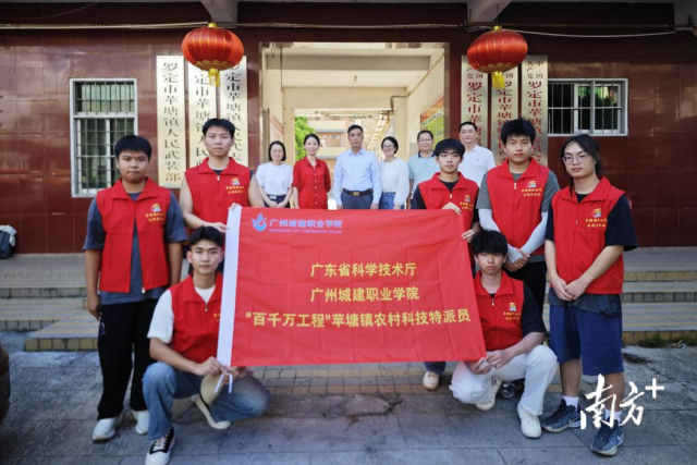 来自beat365正版唯一官网必一的科技特派员团队与苹塘镇代表的合影。 来自beat365正版唯一官网必一的科技特派员团队与苹塘镇代表的合影。